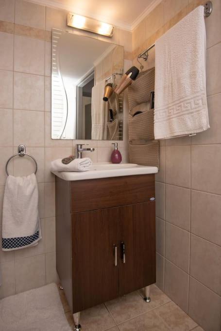 Lovely,Central, Spacious 2-Bedrooms Apartment Piraeus Exterior photo