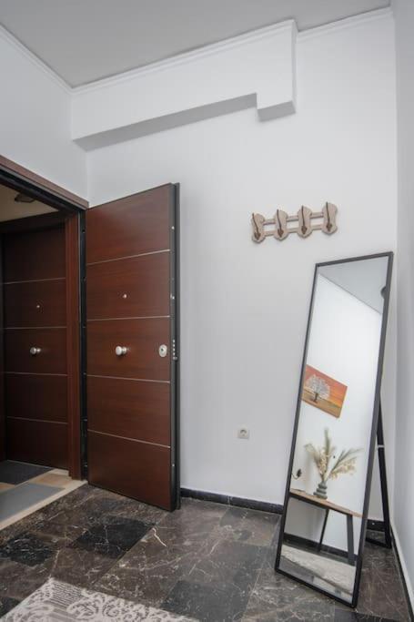 Lovely,Central, Spacious 2-Bedrooms Apartment Piraeus Exterior photo