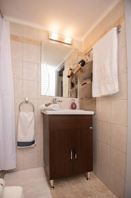 Lovely,Central, Spacious 2-Bedrooms Apartment Piraeus Exterior photo