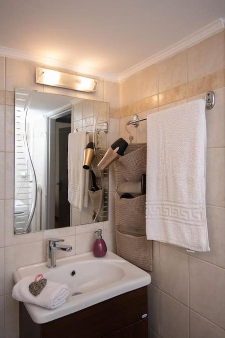 Lovely,Central, Spacious 2-Bedrooms Apartment Piraeus Exterior photo