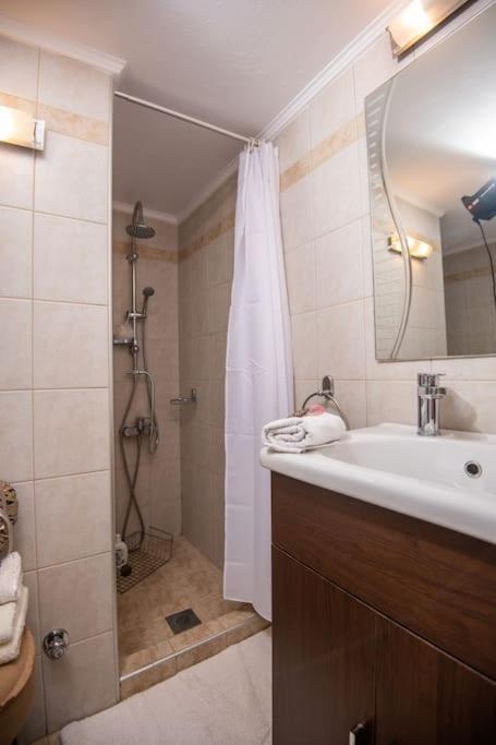 Lovely,Central, Spacious 2-Bedrooms Apartment Piraeus Exterior photo